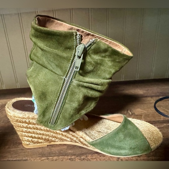 Eric Michael Olive Green Suede Espadrille Sandals Size 39 9 - Picture 9 of 13